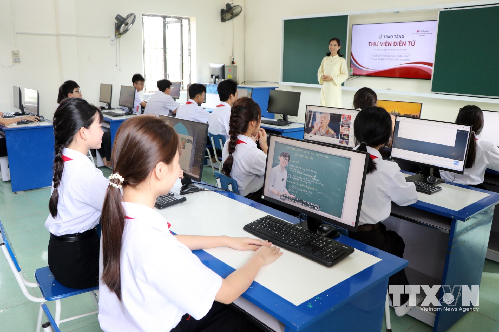 Học sinh Trường THCS An Thành tìm hiểu tài liệu học tập tại Thư viện điện tử. (Ảnh: Mạnh Tú/TTXVN)